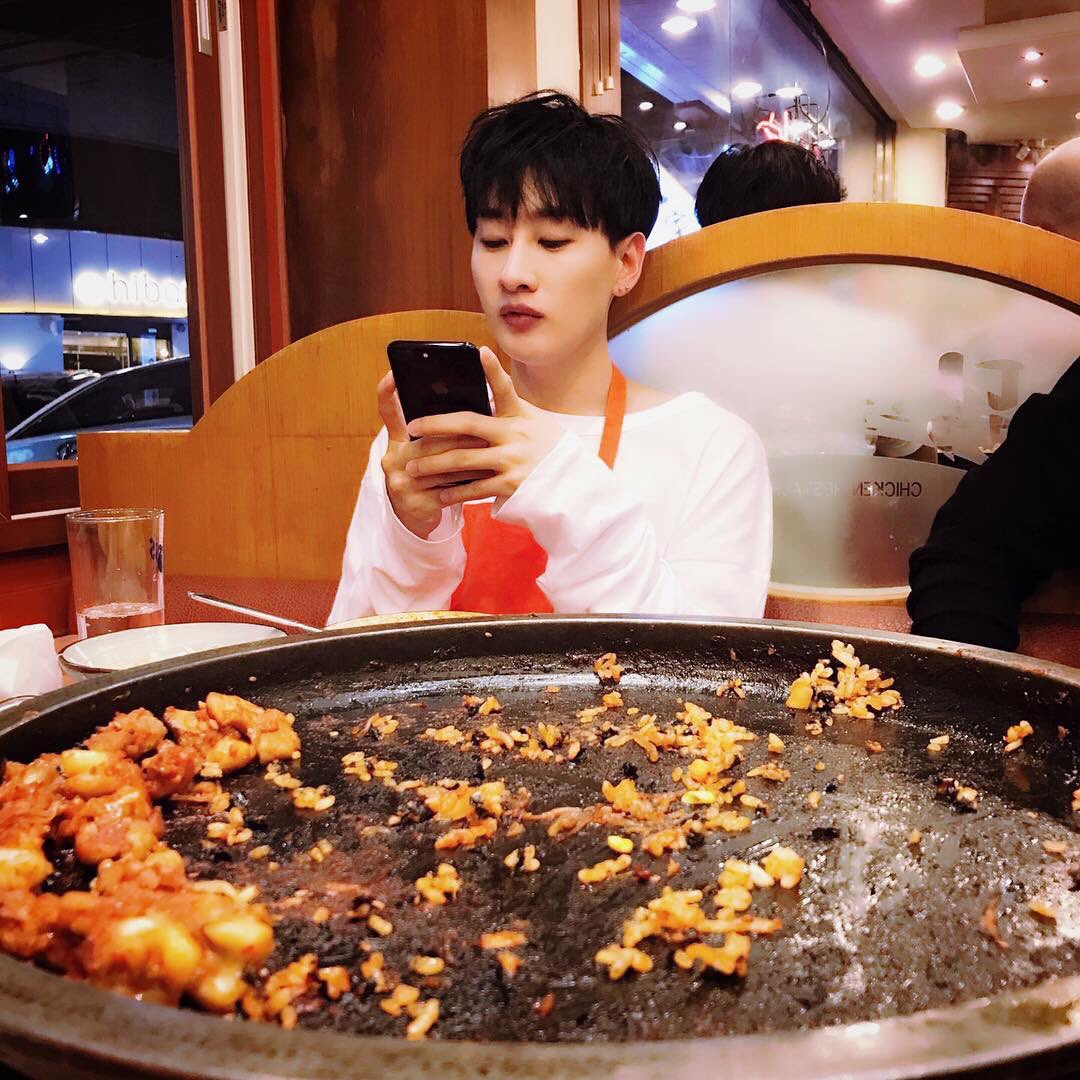 SJ ウニョク インスタ訳
eunhyukee44:誕生日おめでとう イドンヘッ! 君のかわりに僕が美味しいもの食べたよ #ダッカルビ#タグロ家(店の名前)#双子のおばさん
instagram.com/p/BaRN3wjgVqQ/