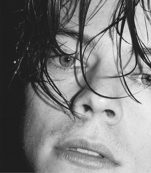 spacesouI's tweet photo. who did it better? @Harry_Styles https://t.co/k4JoGm91dv