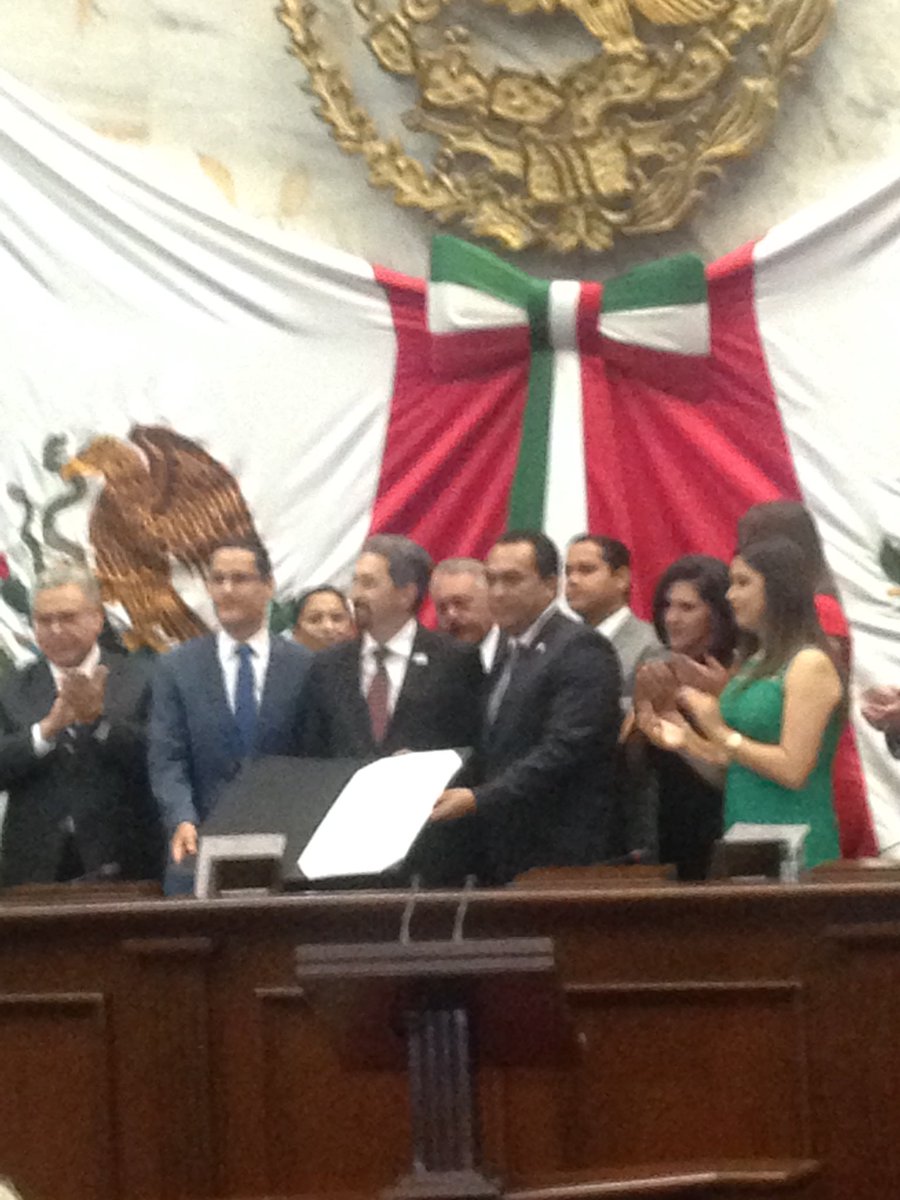 VictorSilvaMich's tweet photo. Con gusto asistimos a la Sesión solemne del @CongresoMich donde se declaró Benemérita y Centenaria a nuestra @UMSNHOficial. https://t.co/9vVKyRc9RK