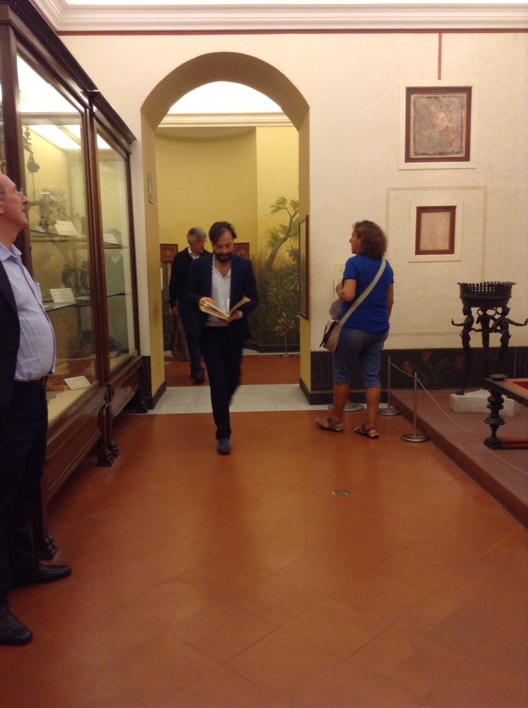 giobaldasarre's tweet photo. La tensione poetica sale nel gabinetto segreto del @MANNapoli
#mitomania
#alexcecchetti https://t.co/0zkgBENEUz
