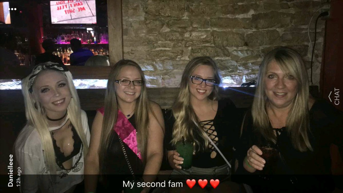 BeccaBoomm's tweet photo. Just us 5 and the dirty 6th 🤘 #Austintrip https://t.co/DdZDipEDrI