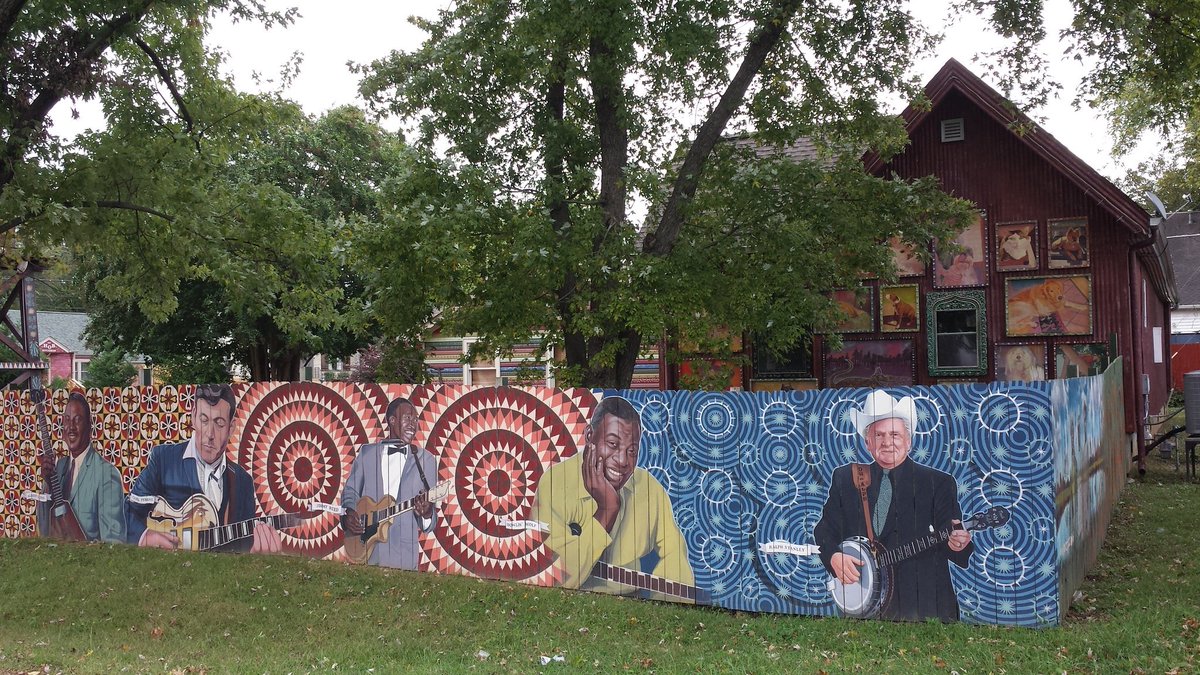 The #streetart in front of <a href="/hobstudios/">HOB Studios</a> in <a href="/visitmusiccity/">Nashville Tennessee</a> is awesome. Some great musical icons.