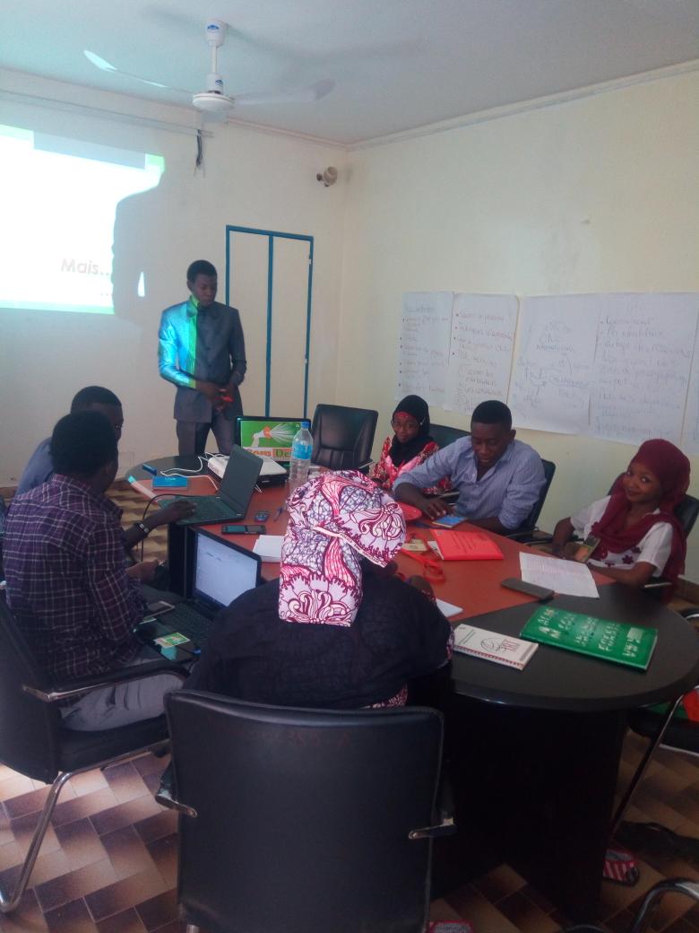 amadoumirak's tweet photo. Depuis hier 14/10/17 formation de renforcement de capacité des comédiens de #comdev en communication et montage de projet au #Niger https://t.co/TFJUOZ8ywr