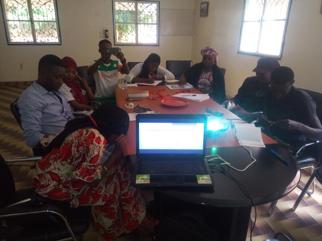 amadoumirak's tweet photo. Depuis hier 14/10/17 formation de renforcement de capacité des comédiens de #comdev en communication et montage de projet au #Niger https://t.co/TFJUOZ8ywr