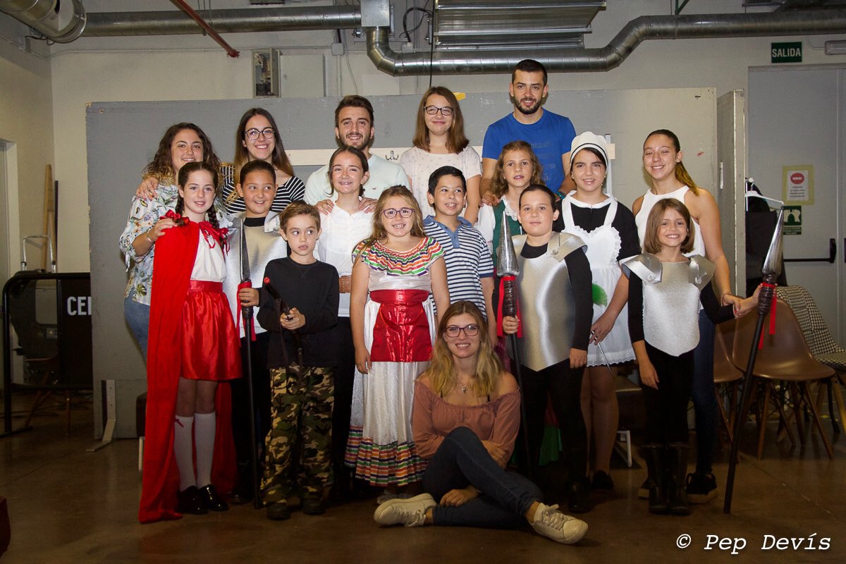 fallafrayj's tweet photo. Gran actuació de #FrayJMenuda al Concurs infantil de #TeatreFaller de @JCF_Valencia amb l'obra AIXÒ ERA I NO ERA #Falles2018 #bunyxocfoc https://t.co/p7IJMSPfsG