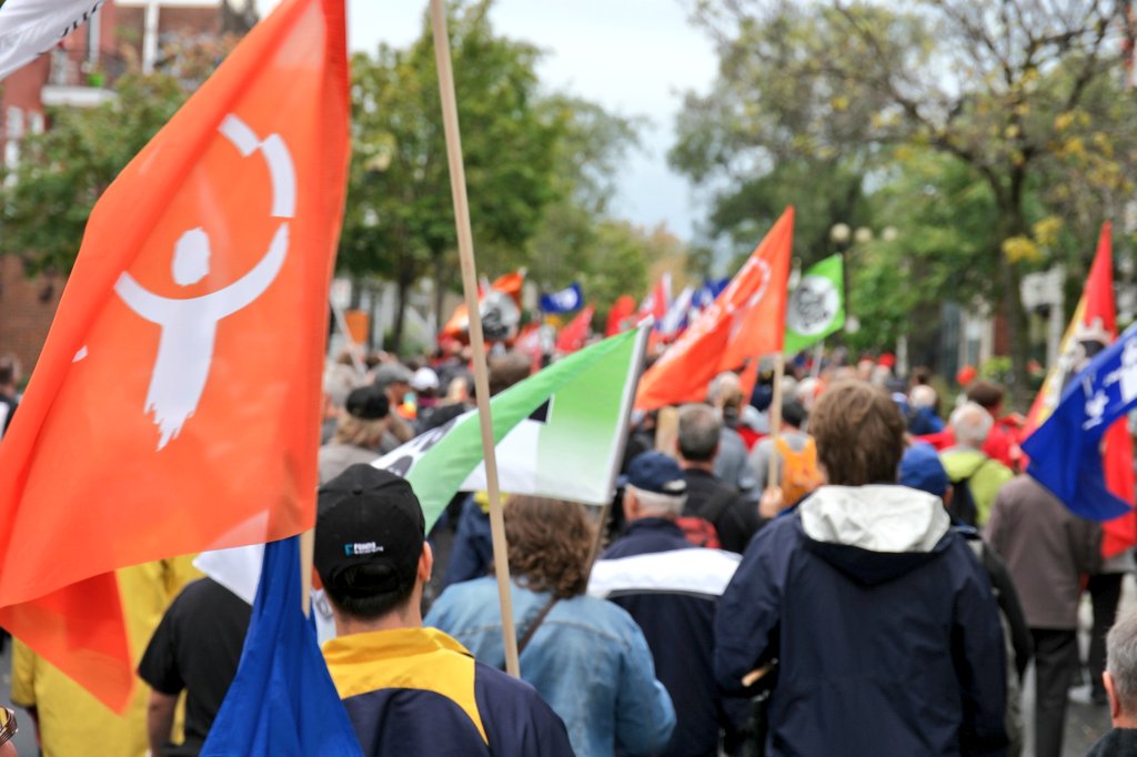 QuebecSolidaire's tweet photo. Les solidaires marchent aux côtés des travailleurs et travailleuses qui manifestent pour un salaire minimum à 15$ l'heure. #polqc #minimum15 https://t.co/q57SwIGJLm