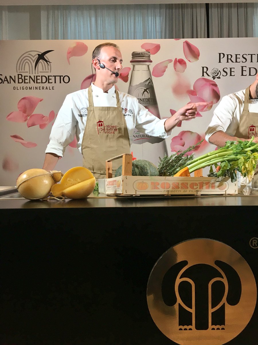 cibovagare's tweet photo. Dopo i #marubini del Caffè la Crepa si passa al #gelato: Franco Malinverno è già all’opera con #GelatoPopApp di @ifi1962! #MilanoGolosa https://t.co/m4hRzNgNBL