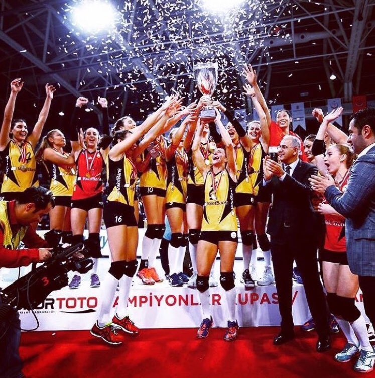 2017 Spor Toto Şampiyonlar Kupası Şampiyonu Vakıfbank ! Sezona kupa ile başladık 💪🏽 #HepDestekTamDestek #goVakıf 💛🖤