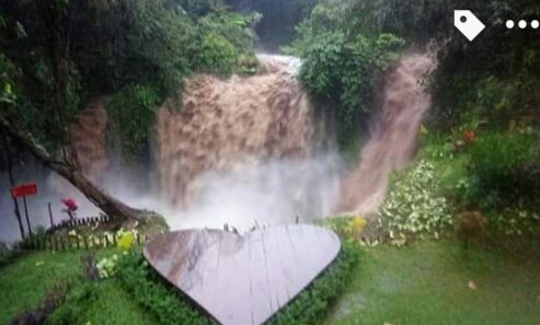 Kamu pernah foto di tempat ini? Jika iya, beruntung krn dulu backgroundnya masih air terjun yg jernih airnya. Kini coklat kek kopi sacetan.