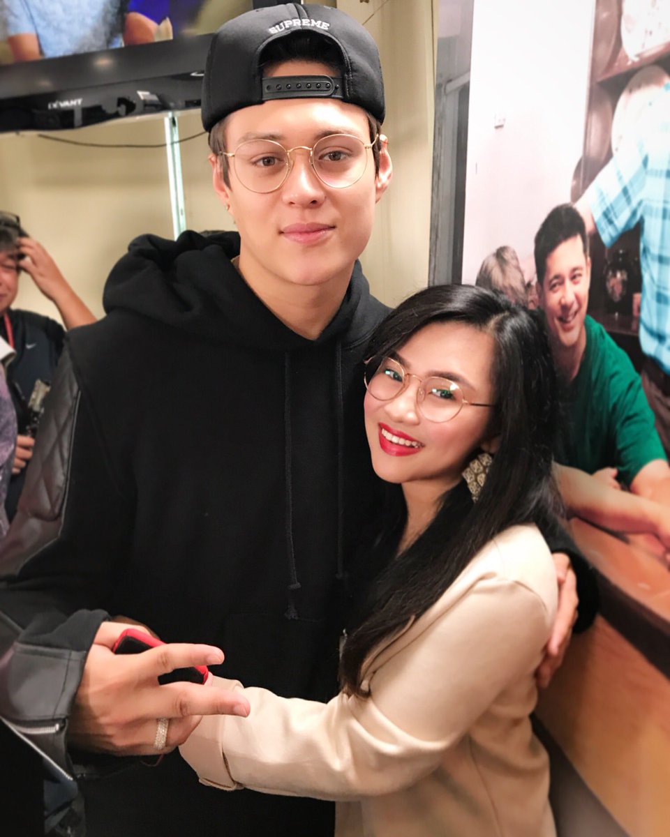 iamevaronda's tweet photo. Matchy-matchy 🤓🤓🤓 #SevenSundaysBlogCon with Baby D @itsenriquegil ♥️♥️♥️ I love u! 🤗 https://t.co/wLt0AK30DM