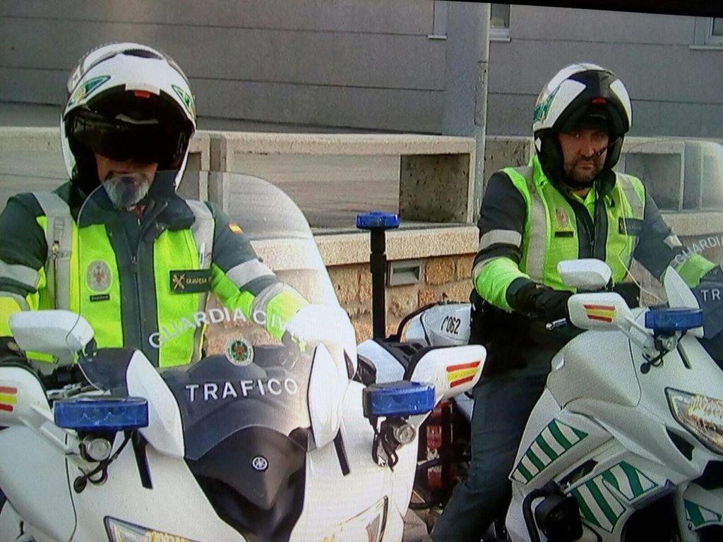 guardiacivil's tweet photo. Manuel y Jacinto, guardias civiles de tráfico hacen milagros😂😂😂

"La Guardia Civil «resucita» a un hombre de Moaña"
https://t.co/JyC5sPVE0o https://t.co/LmZSkYmR6z