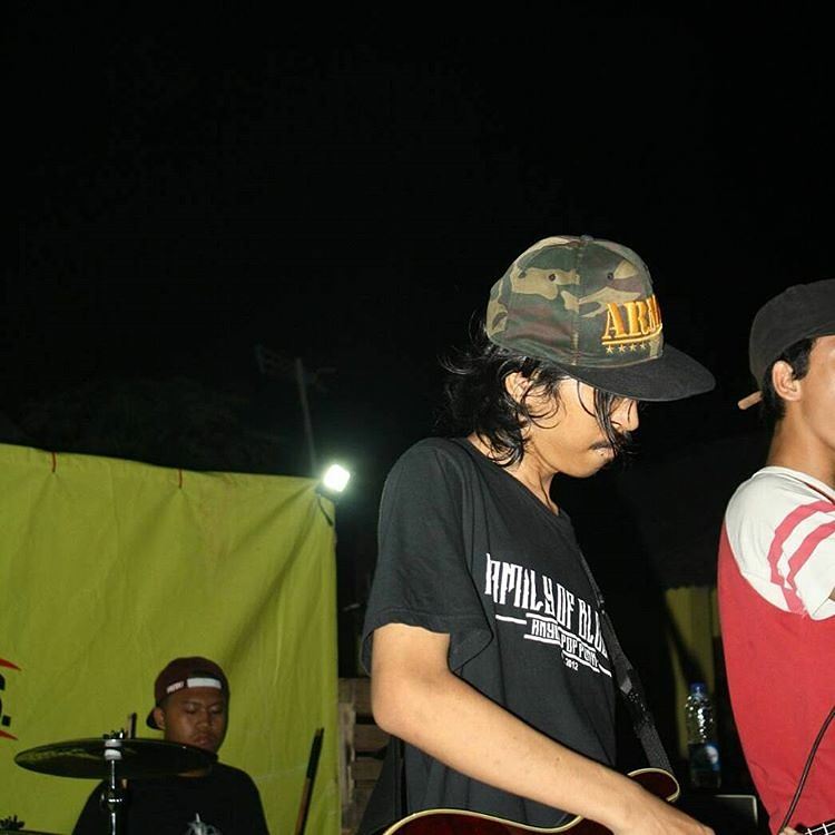 FOB_Official1's tweet photo. Happy birthday buat gitaris kami Muhamad Nawaf Fauzi semoga panjang umur,makin jago main gitar nya,enak nya di apain nih anak 😂 https://t.co/S2O2dmUxcX