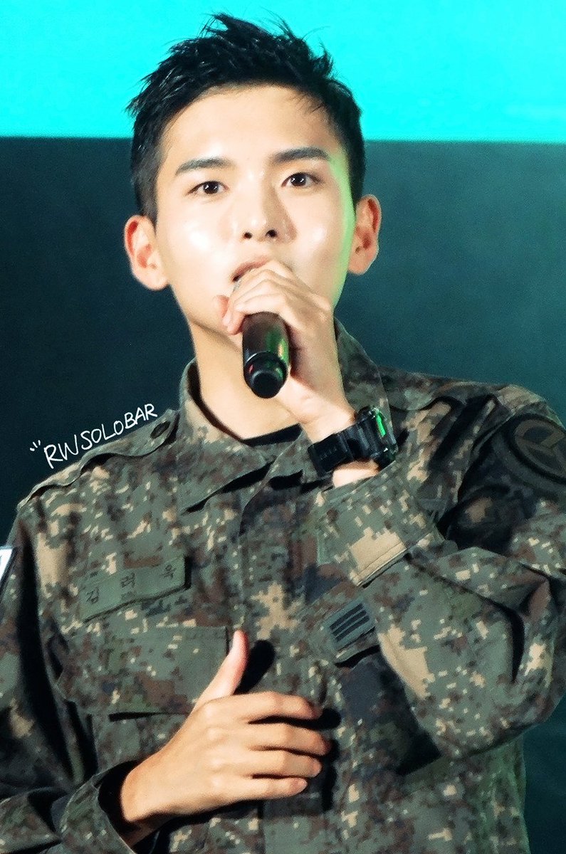 rwsolobar's tweet photo. 171007 지상군페스티벌 #Ryeowook #려욱 Photo by yao https://t.co/Rk89G3Mfc2