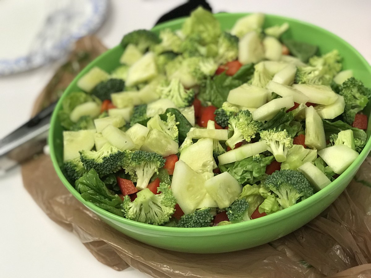 ewilson1009's tweet photo. Sunday Funday, fresh ingredients; salad for the team today!  @DFraser0107 @Kthompson0313 @ewilson1009 https://t.co/t9KWeFzHFK
