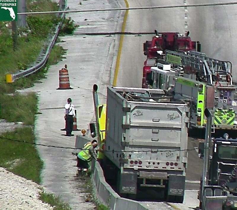 100 gallons of diesel fuel spills onto Florida's Turnpike; highway shut down at SW 152 St. bit.ly/2ibKt2P?source… https://t.co/AnoSCyk3rR