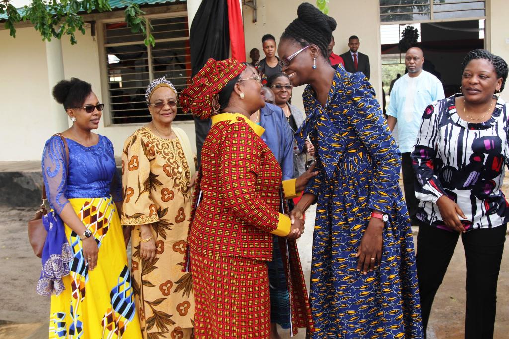 WamaSchools's tweet photo. Mh. Mama Salma R. Kikwete akimpokea mgeni Rasmi Dr. Tulia Ackson Naibu spika BJMT katika mahafali ya kidato cha nne shuleni WAMA Nakayama https://t.co/jtMnUyULsp