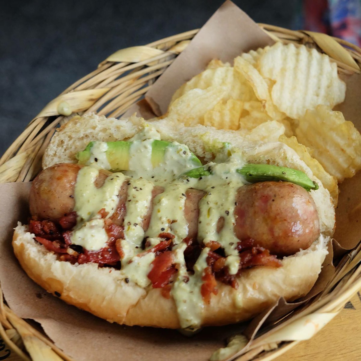 De los favoritos de Furter Hotdogs Gourmet, furter mexa con aguacate, tocino y jalapeño. ¡Ven por el tuyo a Mercado Mexico! 🌭