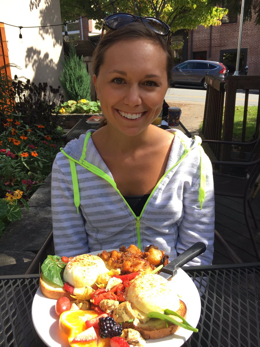 lauren_inspires's tweet image. Hiking makes a girl hungry! #NotEvenFull