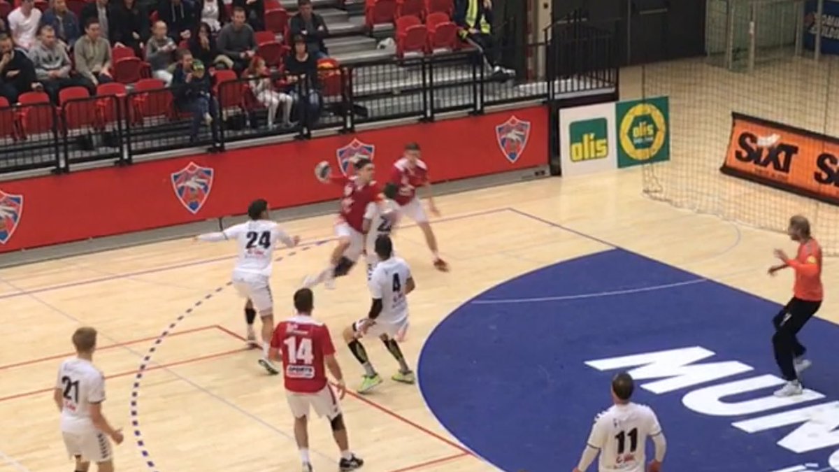 Mikki refur sem "ræður á vellinum" og ég ræð á Twitter eins og hann orðaði það við mig dæmdi bara víti á þetta 😂😂😂#handkastið #seinnibylgjan