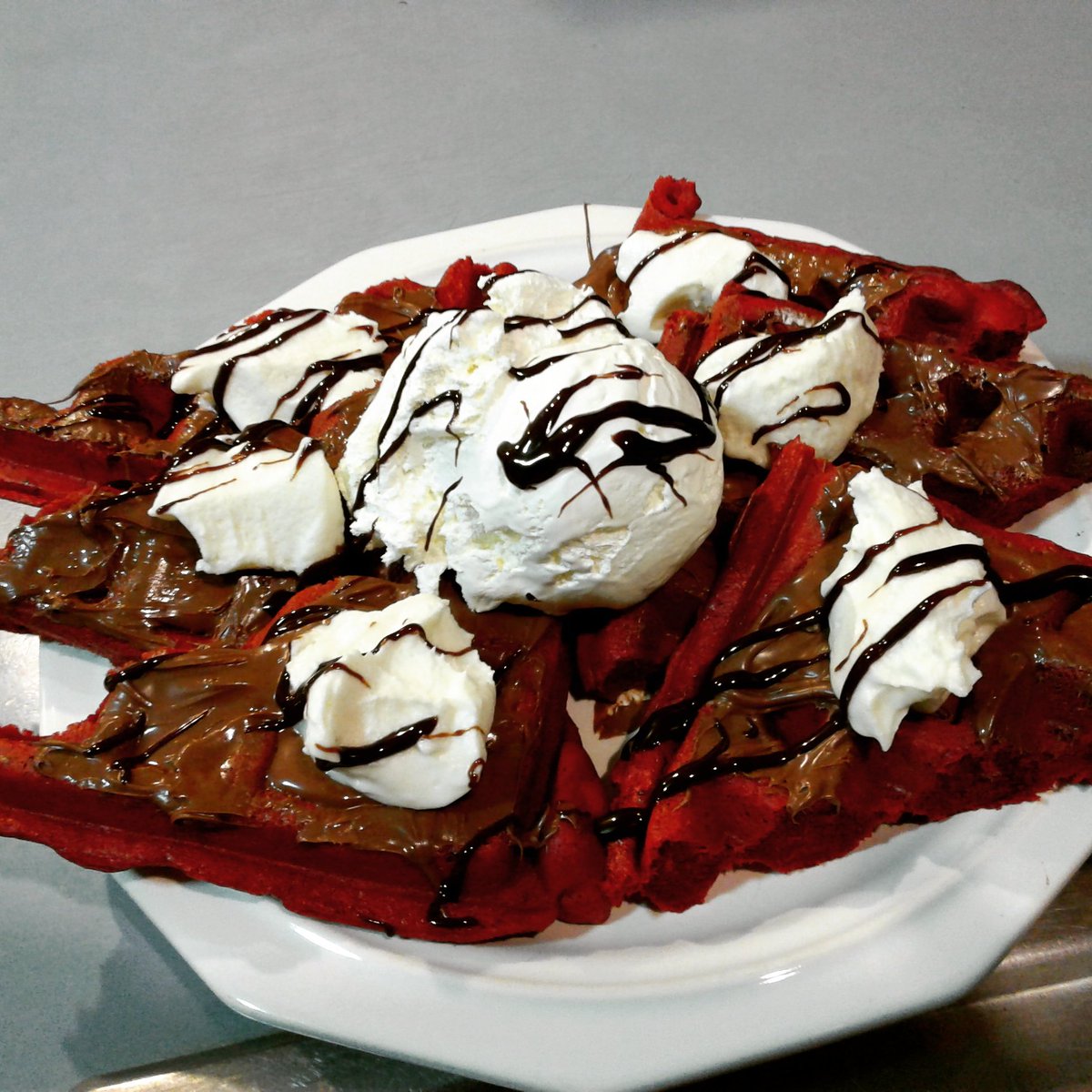 AJLester11's tweet photo. AND FOR BREAKtheFAST...I MADE WAFFLES😋😍 #RedVelvetWAFFLES #Nutella #CrCheeseFrostin #CoolWhip #ForkYa #TreatYoSelf #Sharezees #SundayYumday https://t.co/LvIBuxpKTg