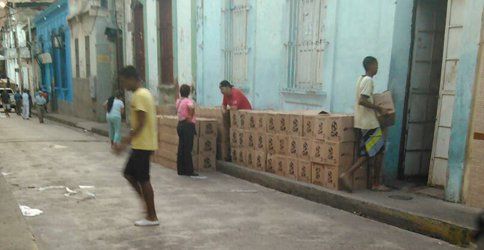 la_patilla's tweet photo. ¡Desesperados! Entregan caja Clap al lado de un centro electoral en Vargas (Foto) https://t.co/O5FbQkMEUv https://t.co/IBnyKXW2jI