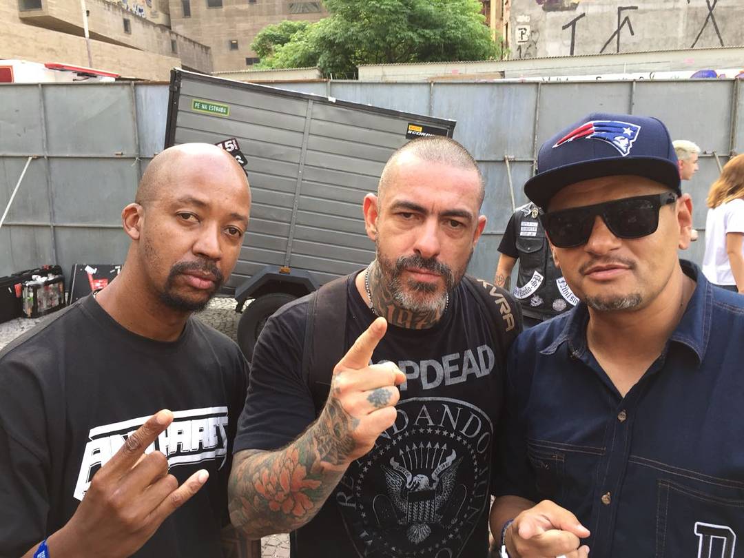 verbopesadoVP's tweet photo. VERBO PESADO e OITÃO, planos bolados, aguardem! Nessa da esq pra dir: W-YO,HENRIQUE FOGAÇA e NILL SD no backstage  "Anhangabaú Metal Fest". https://t.co/dnIt4f4cWZ