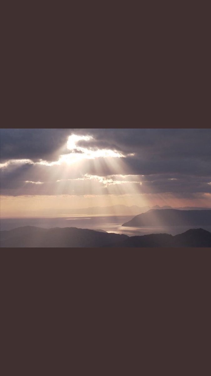 لبةٍ من فـوقـهـا الـخمـري ثــعاوي
كنـّها ( مَفْـتقْ صـحاةٍ ) وسـط نوّا
#سعد_بن_جدلان رحمه الله