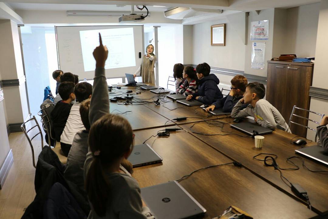 CodingIstanbul's tweet photo. Bu dönemin ikinci grubu da ilk dersini yaptı. 👦👧💻
#codingistanbul #gelecekkodlarda #istanbuldakodzamanı #ibbgenclikmeclisi #ibb #scratch https://t.co/LDk3RF705K