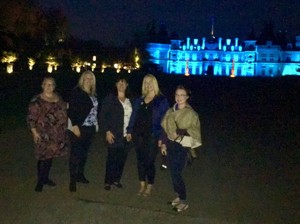 BucksHealthcare's tweet photo. @WaddesdonManor with our lovely midwives. manor lit up blue for #waveoflight2017 in honour of #BLAW17 remembering all the babies this week ❤️ 🕯 https://t.co/3sE1aIoOSg