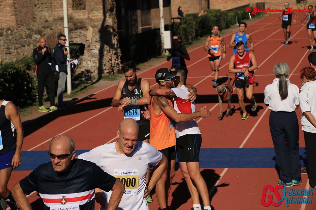 marco_tufo's tweet photo. Incontri una persona mai vista prima, ti ci fai 15km di corsa 🏃🏻 ...il bello di questo sport #Rum2017 #iocorroqui #roma https://t.co/VKQgYVJO4o