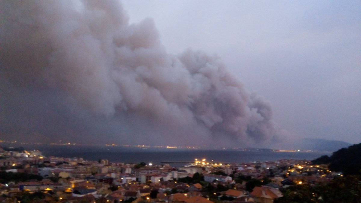 IronSil's tweet photo. Vigo desde Cangas, la foto la ha hecho mi madre 😓 #ArdeGalicia https://t.co/1hg3s0P7cp
