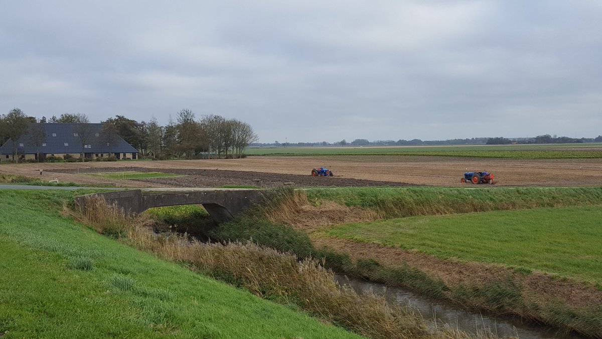 Boer Piet maakt na jaren lange voorbereiding de contouren zichtbaar op het project "gewassenveld"