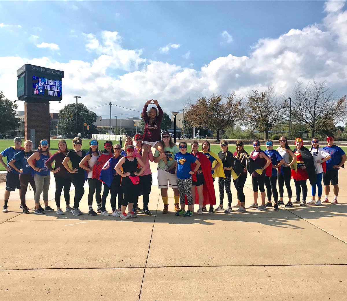 Taking strides to celebrate our stars🔹 S/o to the greatest committee for making the THON 5k such a success!! #RunWithUsFTK 🎗