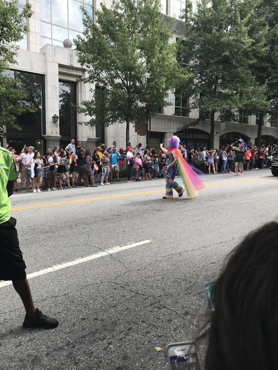 5SmileWide's tweet photo. #PRIDE2017 imagine if we celebrated everyone for being themselves everyday.  ❤️❤️❤️❤️ https://t.co/rbKuwcJNxK
