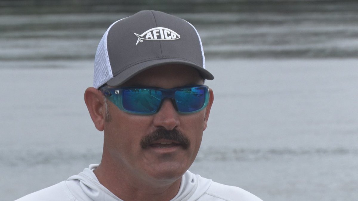 amphibiaeyegear's tweet photo. Check out teamlintner  in our Gradient Blue Eclipse #AmphibiaFloats https://t.co/TbL6az2XAS
