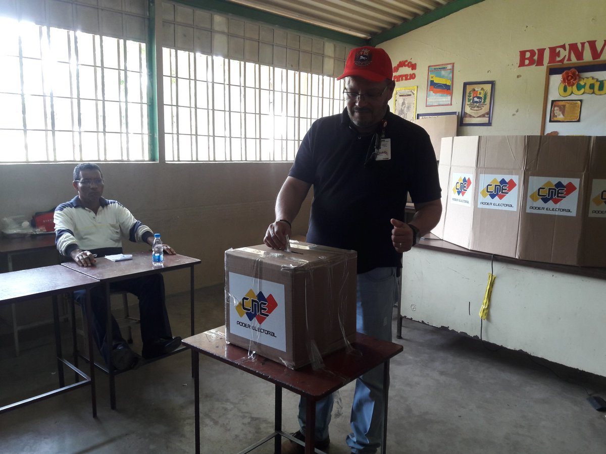 BriqOrinoco_CVG's tweet photo. #Bolívar @Carlos_cmg Pte de Briquetera del Orinoco cumple con el pueblo ejercerciendo su derecho al voto #HoyVotamosPorLaPatria @MinPPIBES https://t.co/oNoZb28QD5