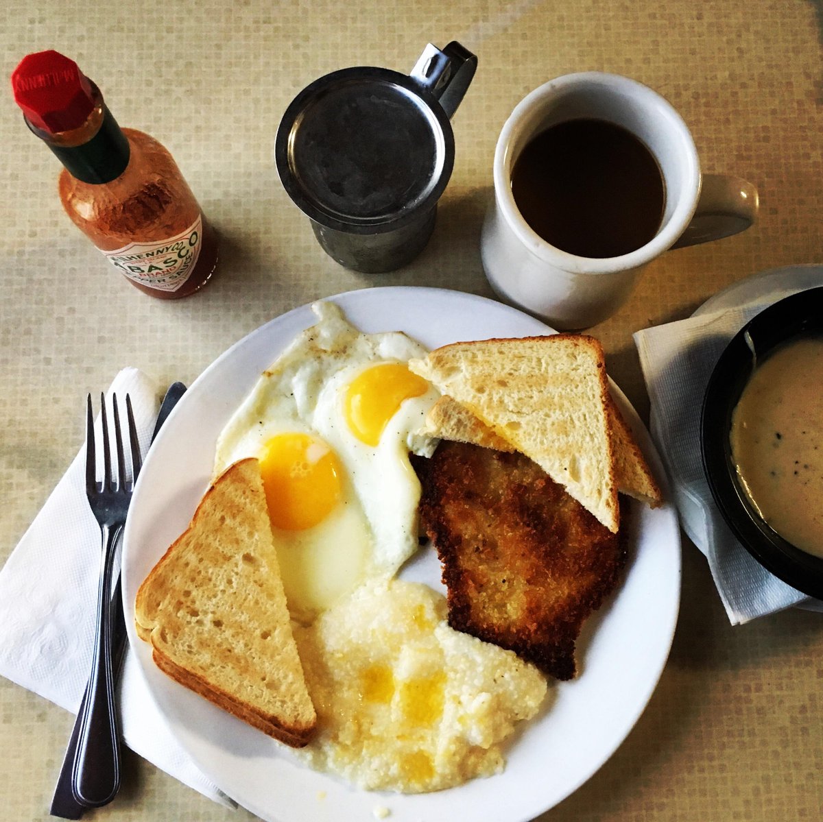EpicFoodPorn's tweet photo. Chicken fried chicken, sausage gravy, buttery grits, sunny side up eggs, white toast, and coffee. Welcome to the South? https://t.co/EkSLcAqKHB