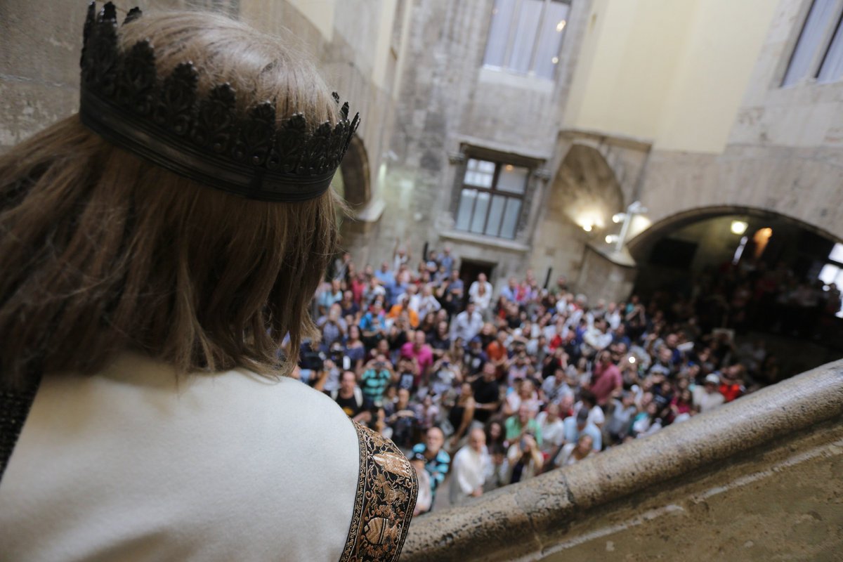generalitat's tweet photo. 👥🎉🏛 Més de 80.000 persones participen en les activitats organitzades amb motiu del 9 d'Octubre https://t.co/eSwoS0Mk9i #EstemDe9 https://t.co/FZLFHQuoqb