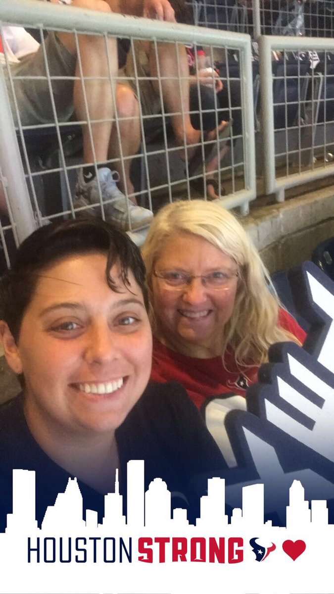 jacquelineshum4's tweet photo. Houston Texans (24) v Cleveland Browns (3) at half-time with Elisha Shuman  #GRIDIRON #HOUSTONTEXANS https://t.co/Tvot3Sp8Ba