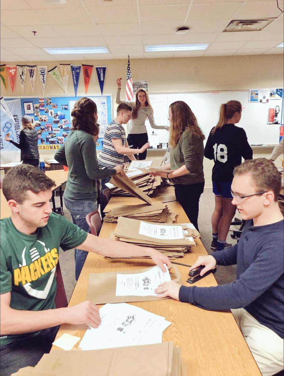 mgdeca's tweet image. DECA &amp;amp; HOSA members preparing for the Halloween Food Drive! #LIMITLESS 🔷🔹🔷