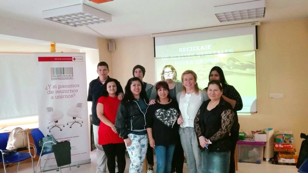 PMANUTRIGRAS's tweet photo. Con la Cruz Roja Española en Pontevedra por el fomento de empleo. Conciencia Social. Reciclaje y educación ambiental https://t.co/PYH7OjYntL