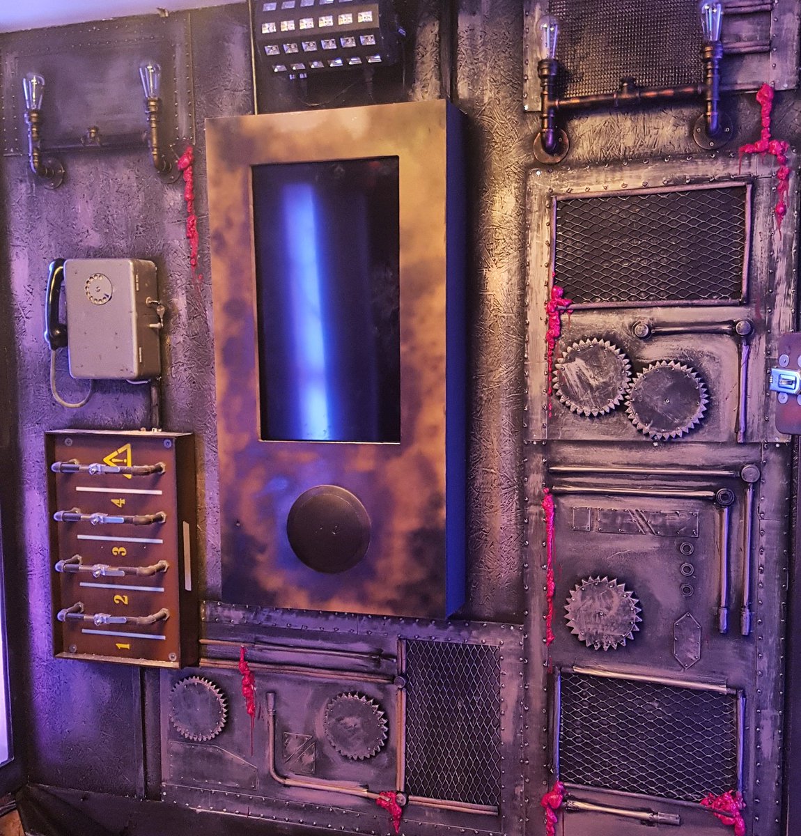 thevisualdrop's tweet photo. Painting and making textures at cluehq birmingham #paint #escaperoom #art #steampunk #texture #cluehq #game https://t.co/tP6LuDdMnQ