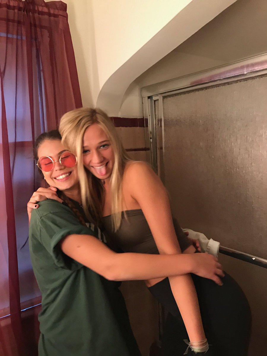 ChloeCallahan_'s tweet photo. happy birthday abbey, thank you for the endless laughs❤️ love you sm beaut, hope your 18th was THE BEST😽 @AbbeyMalinowski https://t.co/X470ywGIUx