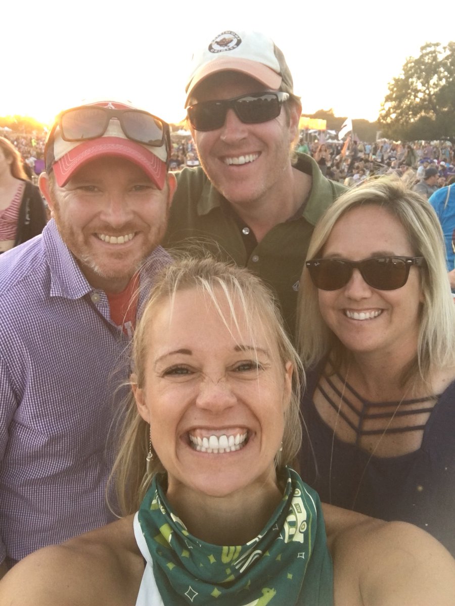 katekatebear's tweet photo. Loving @headandtheheart at @aclfestival 💕🤙🥇 #aclfest #letsbestill #goodvibes #squad https://t.co/oLd73hAiNx