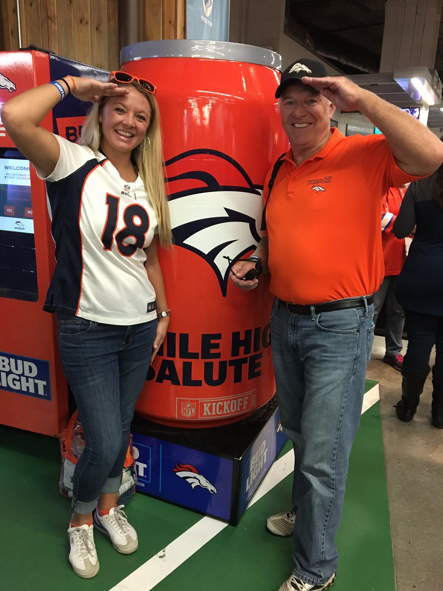 lcy13's tweet photo. #milehighsalute #nygvsden #broncos356 @budlight https://t.co/F3iGmZKebB