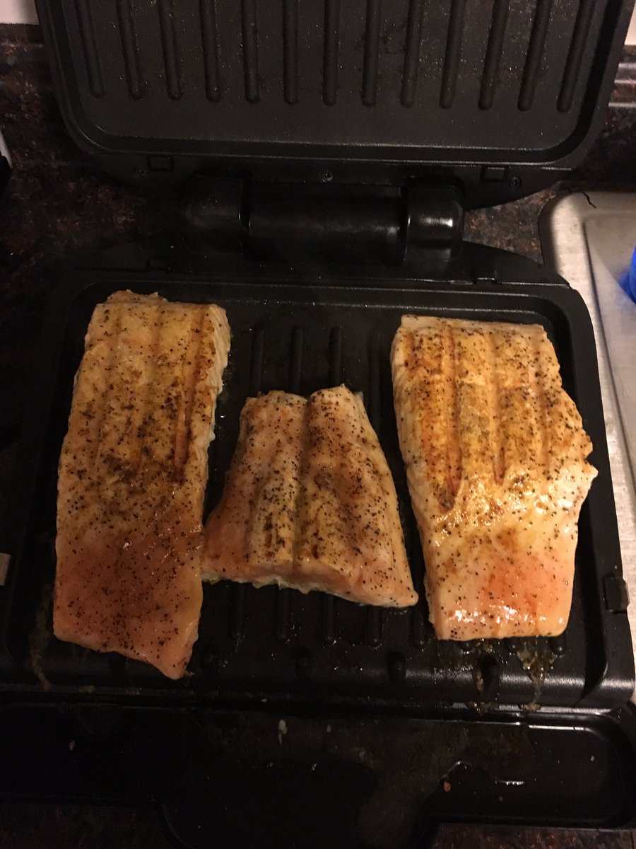 mrtonewilliams's tweet photo. Grilled Tilapia and Salmon on the George Foreman. Very happy with the outcome. #project235 https://t.co/tgVadjes5n