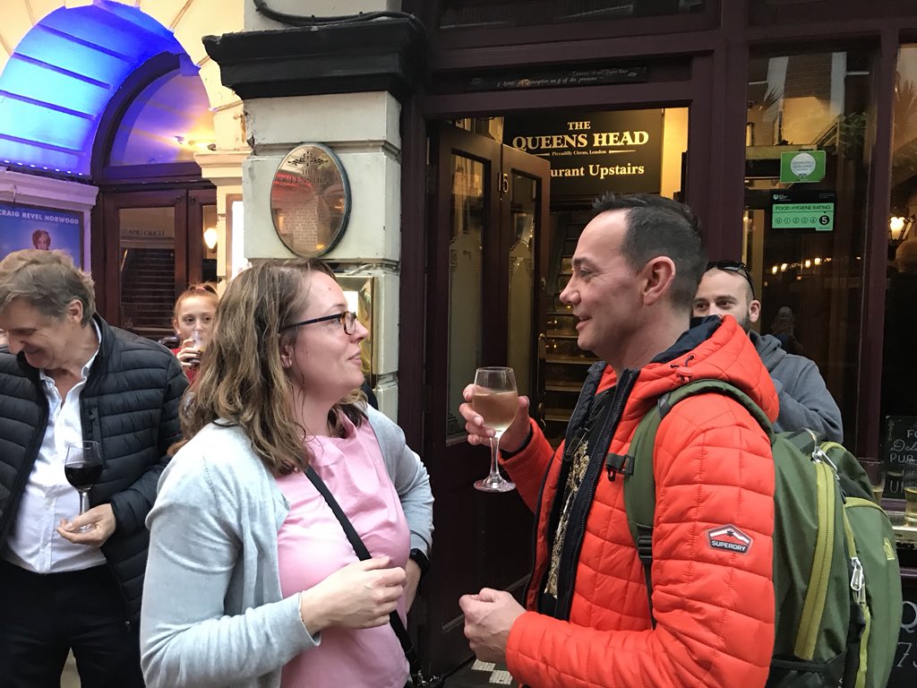 ALISONMCINTOS16's tweet photo. Meeting the other @CraigRevHorwood (@CraigMc_75) in my life. starstruck! loved Annie &amp; meeting one of the stars! https://t.co/ENP1nnMiVj