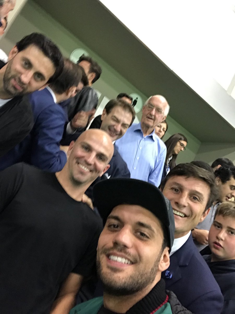 gmvalenza's tweet photo. Selfie dell’anno che neanche agli Oscar. #InterMilan https://t.co/jO7DnHZoBZ