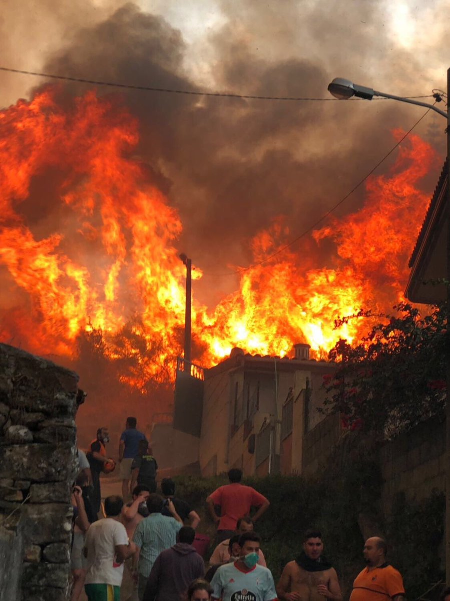MarcoRocha's tweet photo. NOOO!!!
Galicia NO arde. A mi tierra la están quemando unos malnacidos! 
Qué dolor ver lo que está pasando. #QuemanGalicia
📸: Twitter https://t.co/E8GuuPYHGZ