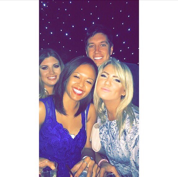 _pollyLewis_'s tweet photo. Just when I thought Newmarket couldn't get any better. 🏇 #partytent #hesgotitgoingon @vernonkay https://t.co/NlmXsvCtWH